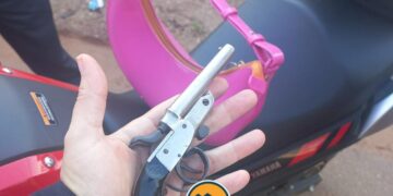 Mulher é presa com arma de fogo e motocicleta apreendida em Porto Velho