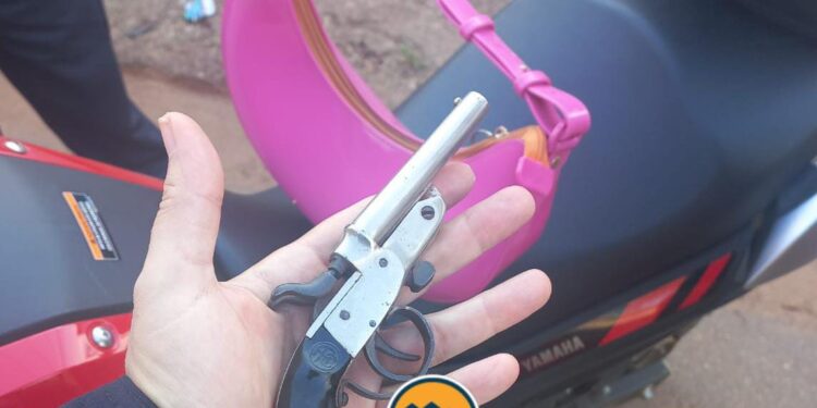 Mulher é presa com arma de fogo e motocicleta apreendida em Porto Velho