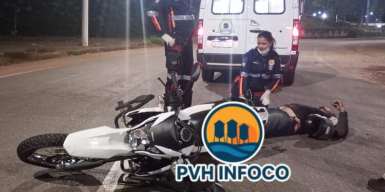 Urgente:Motociclista cruza canteiro e causa acidente na BR-364 com Rua da Beira