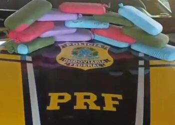 PRF apreende mais de 15 kg de cocaína escondidos em carro acidentado transportado por caminhão-cegonha em Ji-Paraná