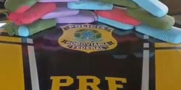 PRF apreende mais de 15 kg de cocaína escondidos em carro acidentado transportado por caminhão-cegonha em Ji-Paraná
