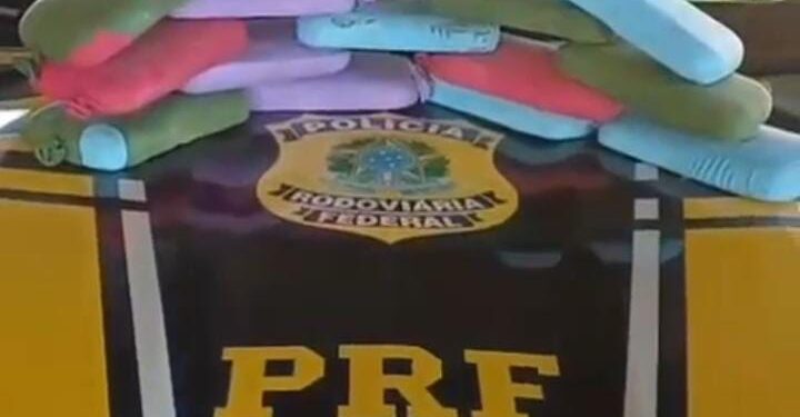 PRF apreende mais de 15 kg de cocaína escondidos em carro acidentado transportado por caminhão-cegonha em Ji-Paraná