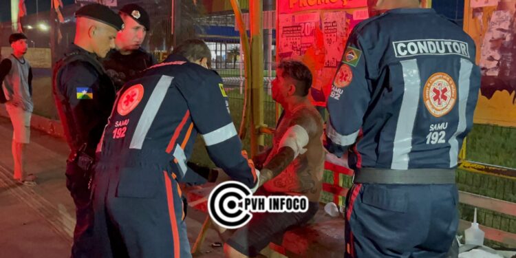 Mulher esfaqueia homem durante discussão em frente a supermercado em Porto Velho