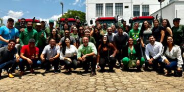 Deputada Cristiane Lopes e Prefeito Léo Moraes entregam tratores para fortalecer agricultura familiar em Porto Velho