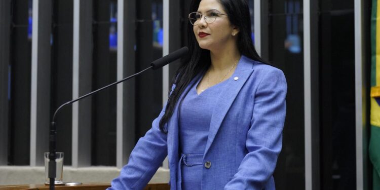 Deputada Cristiane Lopes vota a favor de Vale-Refeição para Entregadores de Aplicativo