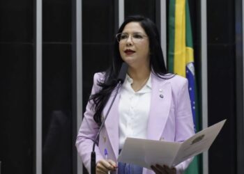“Sim” à vida: Cristiane Lopes vota para proteger crianças desde a gestação