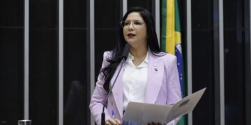 “Sim” à vida: Cristiane Lopes vota para proteger crianças desde a gestação
