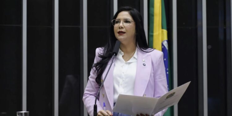 “Sim” à vida: Cristiane Lopes vota para proteger crianças desde a gestação