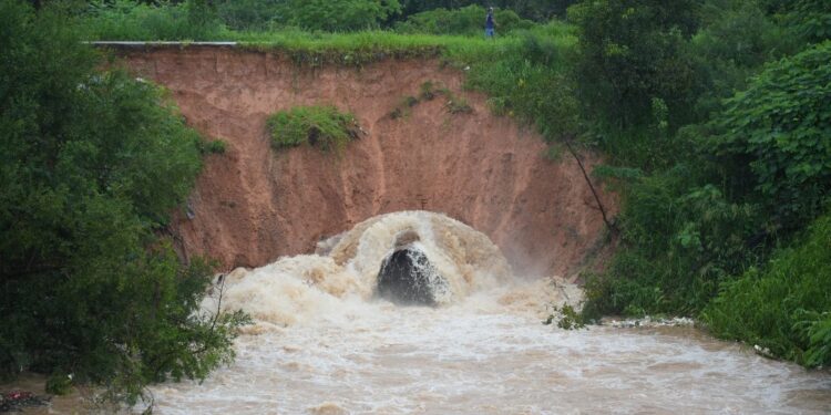 Chuva de mais de 100 mm causa interdição e acende Alerta Laranja em Porto Velho