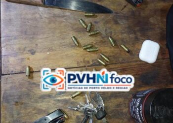 🚨 Disparo Acidental Durante Manutenção de Arma Deixa Policial Ferido em Residência