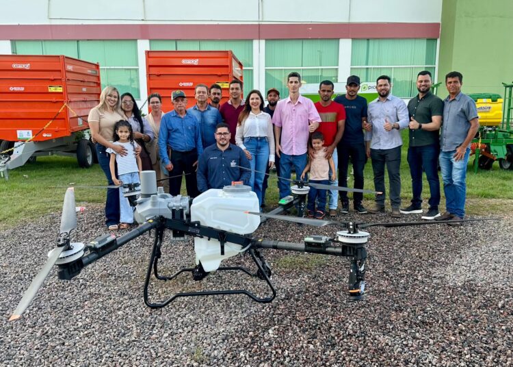 Inédito: Deputada Cristiane Lopes entrega maquinários e tecnologia de ponta com drones agrícolas em Porto Velho