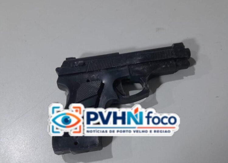 Homem é baleado após apontar arma falsa para policiais e provocar reação da PM em Porto Velho