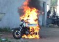 🔥 MOTO PEGA FOGO E FICA DESTRUÍDA APÓS CURTO-CIRCUITO EM PORTO VELHO