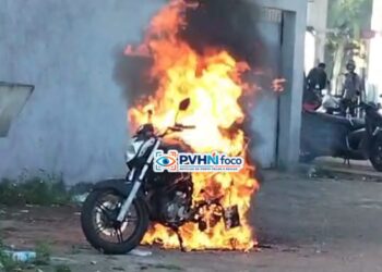 🔥 MOTO PEGA FOGO E FICA DESTRUÍDA APÓS CURTO-CIRCUITO EM PORTO VELHO