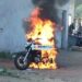 🔥 MOTO PEGA FOGO E FICA DESTRUÍDA APÓS CURTO-CIRCUITO EM PORTO VELHO